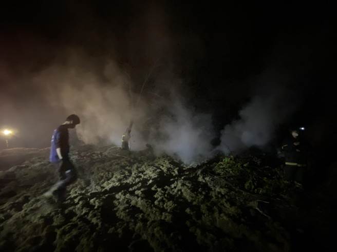 苗栗县苑里镇山脚里苑里溪附近1处水利地，21日晚间发生火警。（苗栗县环保局提供／巫静婷苗栗传真）