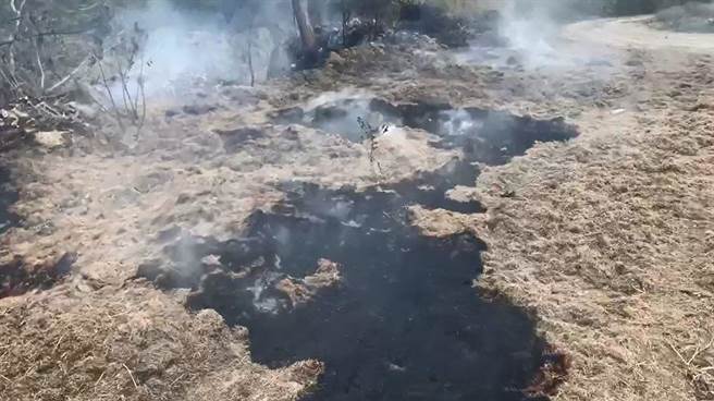 苗栗县苑里镇山脚里苑里溪附近1处水利地，21日晚间发生火警，环保局22日重返现场查看，起火地点有余烟，研判是民眾放火整地酿祸，其中夹杂生活垃圾及废轮胎。（苗栗县环保局提供／巫静婷苗栗传真）