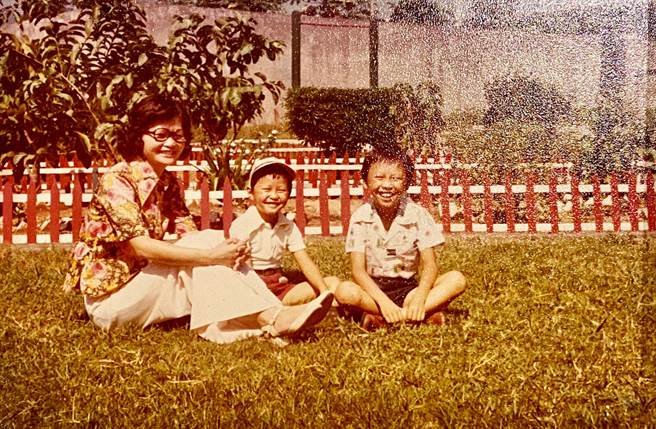 赵正平与弟弟和妈妈。（图/赵正平提供）