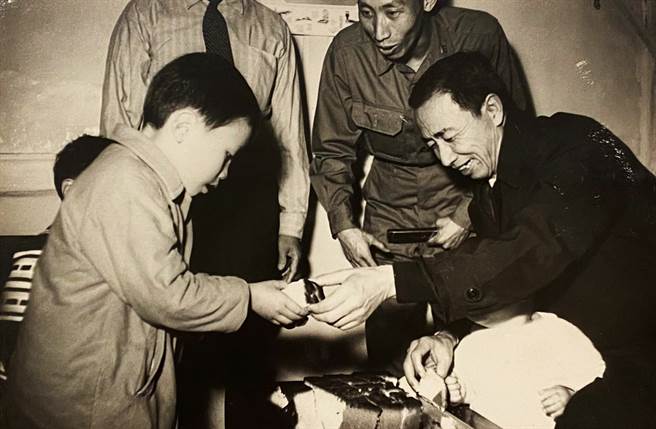 赵正平与父亲。（图/赵正平提供）