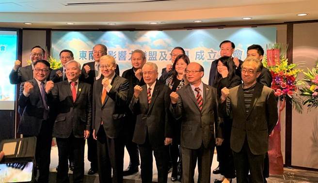 「东南亚影响力联盟」(SIA)及「东南亚影响力大学」(SIU)在投资银行家蓝涛亚洲总裁黄齐元(前排左三)号召下，22日由民间产学研金联手成立。（图／陈碧芬）