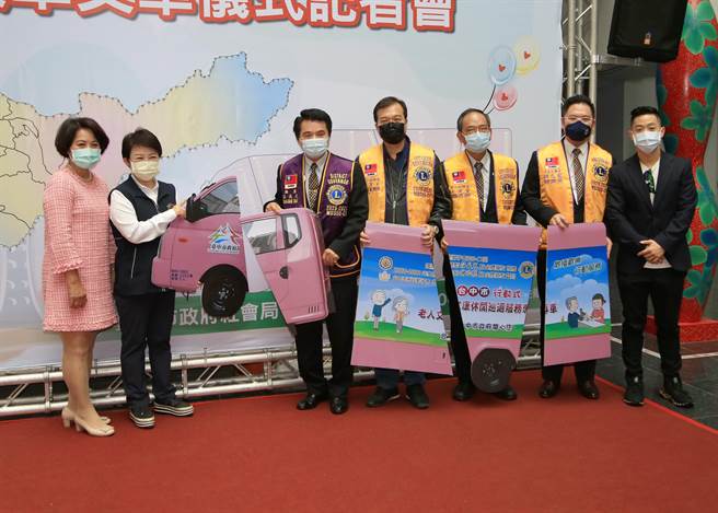 国际狮子会300-C1区匯聚爱心做公益，22日捐赠台中市2辆老人文康休閒巡迴车，市长卢秀燕（左二）指出，文康车数量已增至10辆。（卢金足摄）