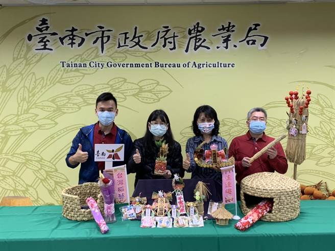 台南市农业局推广稻草再利用，六甲区农会与台湾稻艺工坊张淑娥（右二）推出「注连绳」等各式稻草手工艺品。（台南市农业局提供／刘秀芬台南传真）