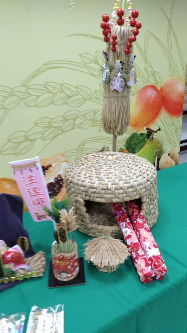 台南市农业局推广稻草再利用，六甲区农会与台湾稻艺工坊张淑娥推出「注连绳」等各式稻草手工艺品。（刘秀芬摄）