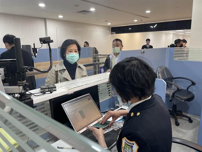 金門「小三通」在去年2月10日因疫情暫時關閉後，今天水頭港再見通關的場景。（縣府提供）