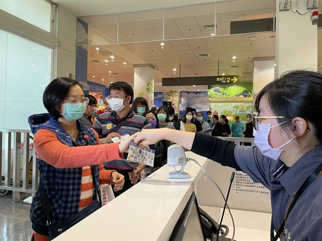 「遊金門、類出國」64名旅客踏上首航行程。（縣府提供）