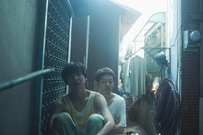 水间龙（前）透露电影海报是他偷骑别人脚踏车时拍下的照片，后为山中崇。（希望行销提供）