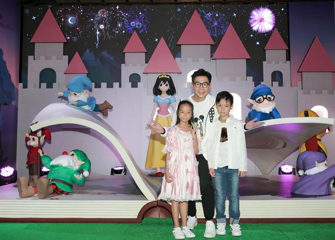 品冠带小孩出游，一打二也没问题。（图／中时提供）