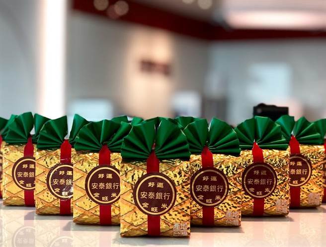 牛年到、好運到，安泰銀行準備1萬份象徵富貴吉祥的「好運金旺米」，2月1日起發送給到行辦理業務的客戶，期望客戶新的一年裡，福氣財運都亨通，為投資理財贏得好彩頭。（圖／安泰銀行提供）