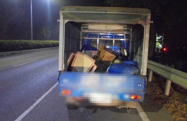 台南市新营分局与农民合作，20日晚间查获一起高丽菜窃案（读者提供／刘秀芬台南传真）