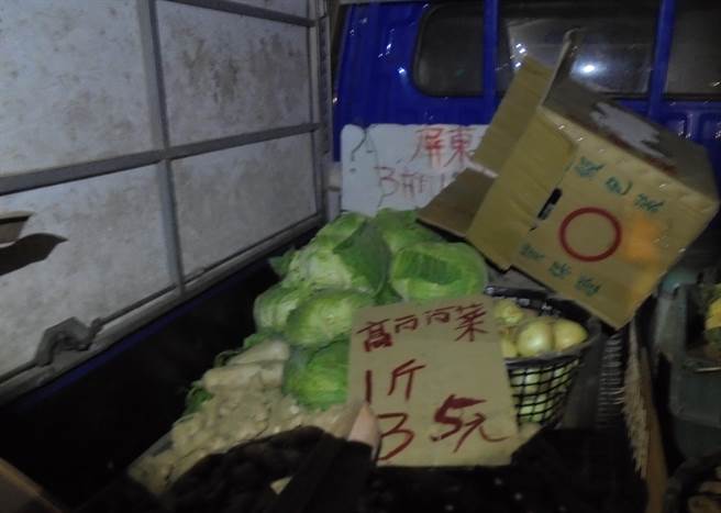 台南市新营分局与农民合作，20日晚间查获一起高丽菜窃案。（读者提供／刘秀芬台南传真）