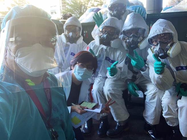 指挥中心提供部桃医护足够且精良的武器，他们身穿隔离衣、戴外科口罩、护目镜及N95口罩上前线，为守护国人奋战。（图撷自部立桃园医院）