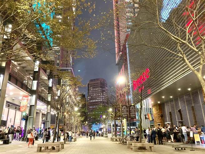 信义区出现街头立饮一条街，亚洲五十大酒吧DRAFT LAND就在其中。图／李丽满