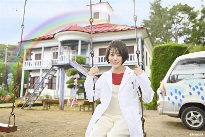 高畑充希在《虹色病歷簿》中首度挑战饰演医生。（friDay影音提供）