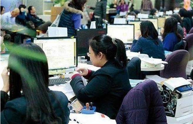 不少人耗费多年光阴考国考，就是为了当上公务员。(示意图，与内文无关／本报资料照)