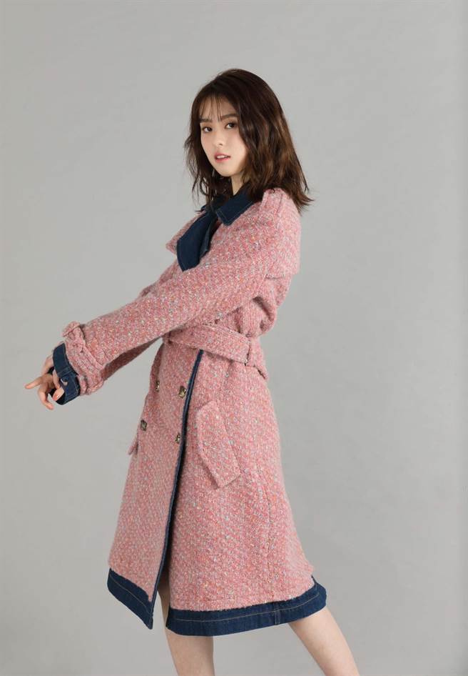 邱偲琹对平面拍摄感到紧张，却很快上手，展现出淑女风范，Moschino復古毛尼大衣外套，10万9800元。（摄影 石智中）