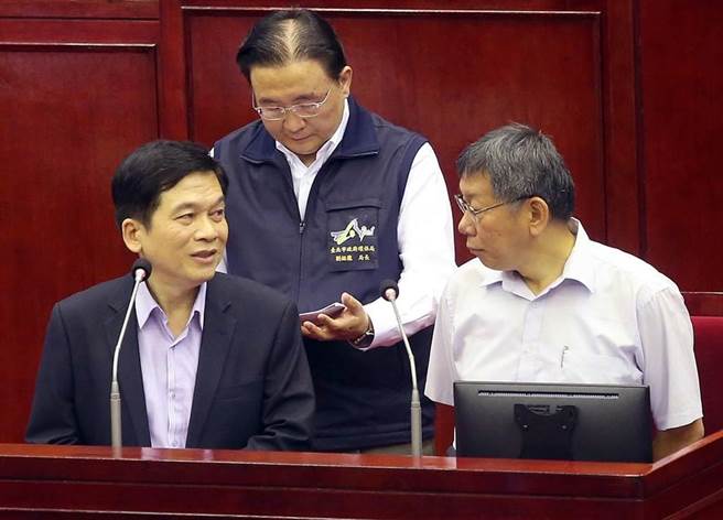 社宅争议不断，北市都发局长黄景茂（左）传月底请辞。（本报资料照片）