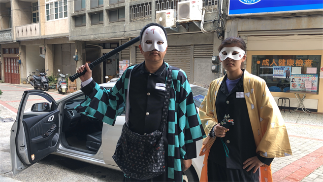 苗栗縣警局通霄分局22日於西湖鄉農會舉辦金融機構防搶演練，角色造型融入時下最夯的動漫元素，增加趣味性。（通霄警分局提供／巫靜婷苗栗傳真）