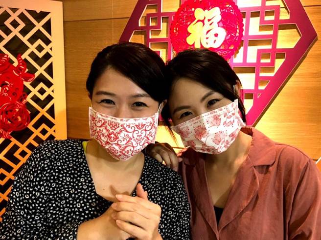 愛買限量販售台灣康匠「青花瓷成人醫療口罩-開鴻運 牛運亨通」版，有「嫣然」（左）、「綻放」（右）兩種花紋，每盒30片裝，售價229元。（愛買提供）