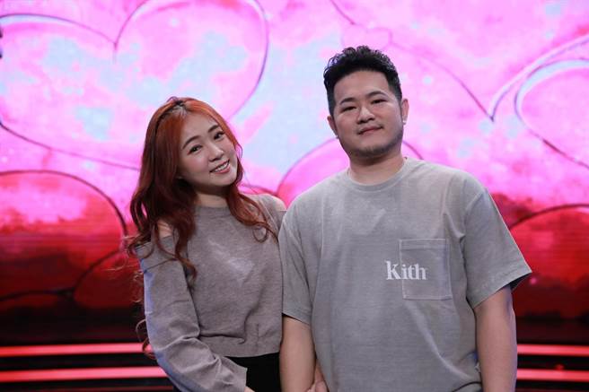 詹子晴（左）和老公王惟立参加《幸福保卫战》。（民视提供）