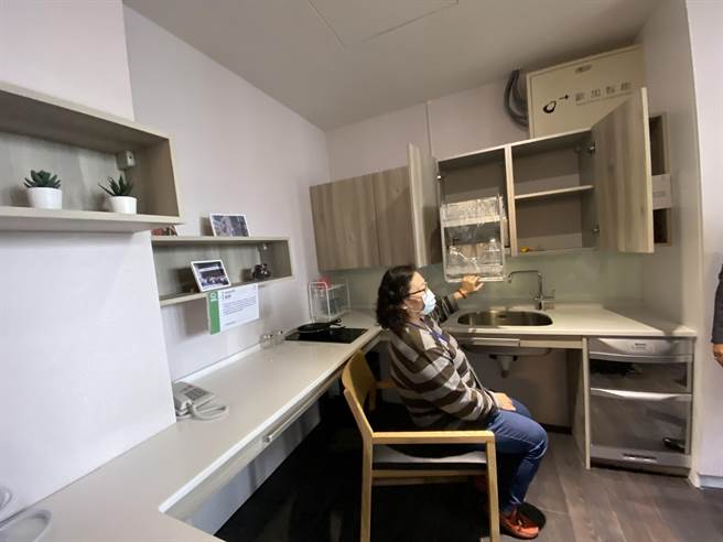 因应长辈需求，卫浴、厨柜调整到方便的高度。（卢金足摄）