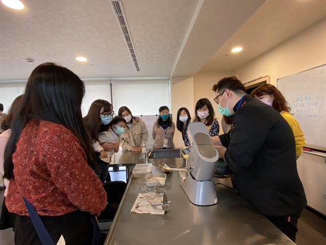 活到老学到老，全龄化还有不少公共空间，提供料理烹饪等课程。（卢金足摄） 