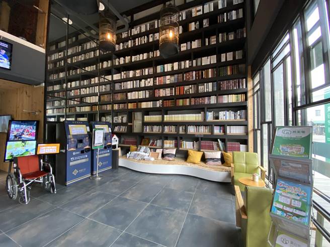 共生宅有农场市集、咖啡厅，还有大型的阅览室，可以学习、交友过生活。（卢金足摄）