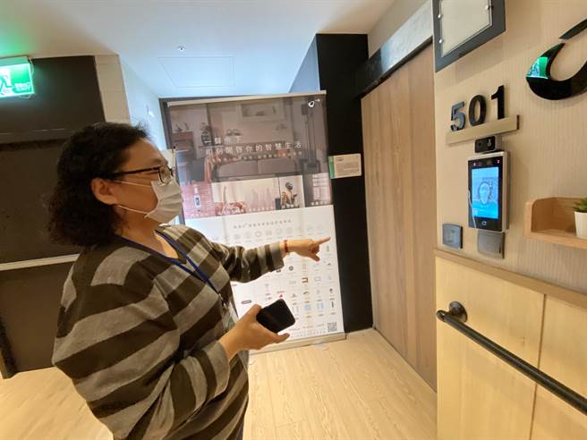 人脸辨识机设定要戴口罩，提醒长辈防疫期间提醒口罩要随身。（卢金足摄）