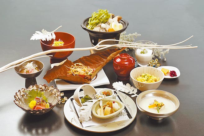 全新日胜生加贺屋冬季料理，不论是摆盘、配色或食材的选用、烹煮方式，满满的银白色系与雪、枯叶等视觉呈现，让饕客感受不同冬季风情。图／业者提供