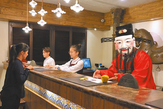 理想大地推出「Happy牛Year春节假期」，抢攻春节假期商机，更规画好礼3选1，一次搞定吃喝玩乐。图／业者提供