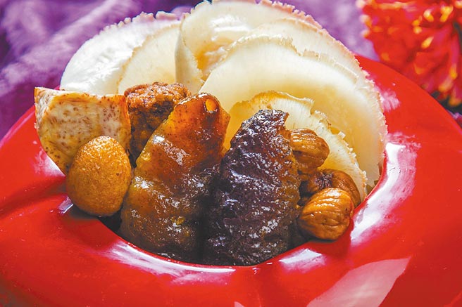 台中金典酒店主推牛转鸿运外带年菜，也有御品金牌佛宝鼎（佛跳墙）等外带单品可选购。图／业者提供