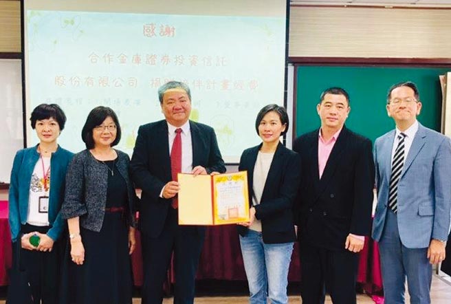合库投信至桃园市大坑国民小学致赠专款，大坑国民小学校长林惠萍（右三）、合库投信董事长林柏裕（左三）、合库投信总经理黄慧文（左二）合影。图／合库投信提供