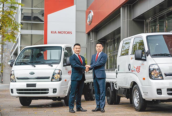 台灣森那美起亞總裁李昌益(右)與嘉樂寶執行董事李宣毅，宣布攜手共創KIA商用車新紀元。圖／業者提供