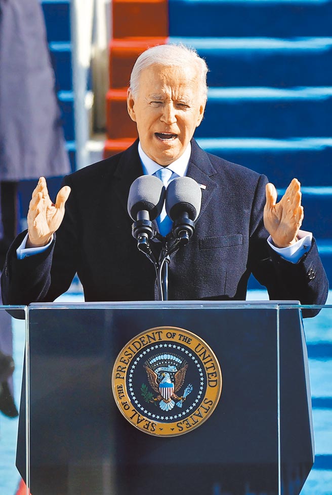 美國總統拜登20日宣誓就任後發表就職演說，他呼籲美國人團結一致，並承諾將扮演全民總統。（路透）