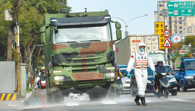 部立桃园医院爆发群聚感染，多个县市要求公务员非必要暂勿至桃园洽公，陆军化学兵21日扩大至医院周边地区进行环境消毒。（范扬光摄）