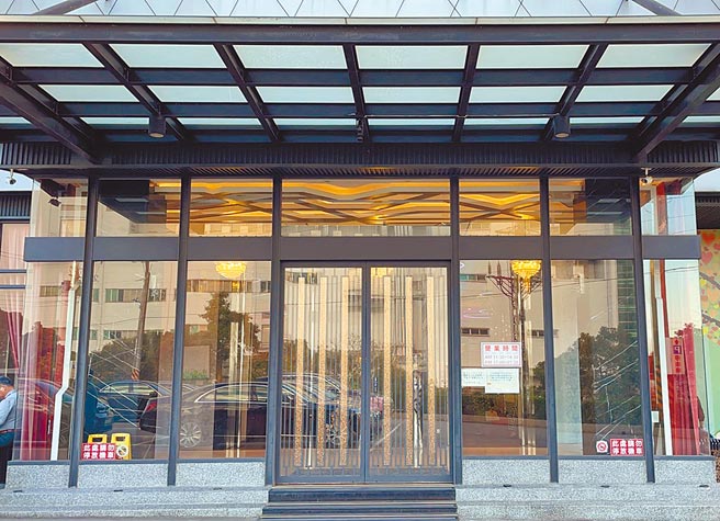 尾牙季强碰疫情，各政府机关与公司行号纷纷下令取消年终聚会，让大型婚宴会馆业者伤透脑筋，感嘆年关难过。（黄婉婷摄）