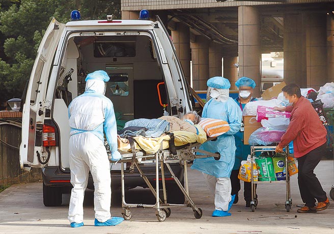 部立桃园医院爆发新冠肺炎院内群聚感染，引发各界恐慌，住院病患在医护人员陪同下，搭乘救护车转院。（范扬光摄）