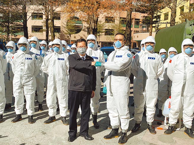 桃园市长郑文灿感谢陆军六军团33化学兵群日前协助院内转院消毒，及21日全天候的环境消毒。（姜霏摄）
