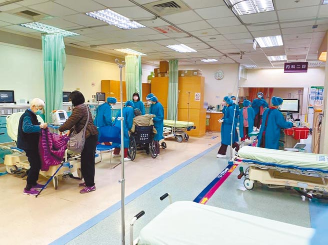 在部桃群聚個案中有一半個案同時發現L452R、D614G，2個位點的變異，是國內首見，圖為桃園醫院內部狀況。（取自王必勝臉書）