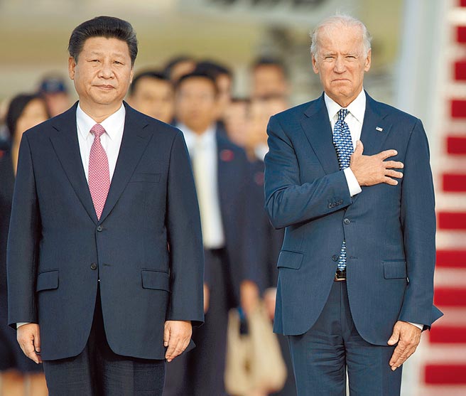 美国总统拜登就任后，势必对美中台有新布局，台湾应及早因应。图为2015年中国国家主席习近平访美，与时任美国副总统拜登同台。（美联社）