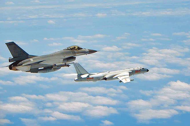 美中关系进入新一阶段后，国防大学中共军事事务研究所长马振坤研判，共机仍会持续进入台湾西南方的防识区。图为F-16战机（左）升空监控共机轰6K（右）的画面。（空军司令部提供）