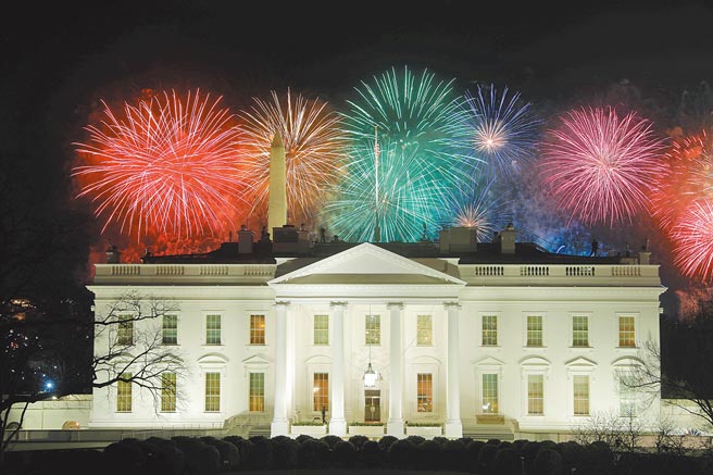 拜登就任总统，许多传统庆祝游行活动改在线上举行甚至取消，不过当晚白宫上空仍施放烟火欢迎新总统到来。（路透）