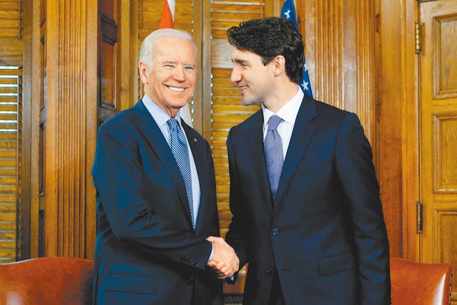 加拿大总理杜鲁道（右）20日晚发表声明说，加方欢迎拜登在应对气候变化方面的承诺，但对其撤销「基石」项目感到失望。（路透）