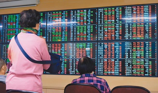 在半导体等电子股带动下，加权指数盘中高点16238点，收盘指数16153.77点，皆创歷史纪录。（王德为摄）