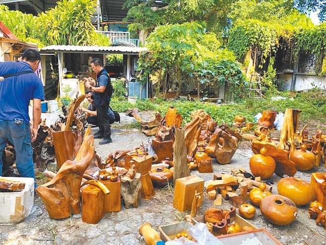 检方循线查获大批遭窃取的珍贵林木所制成的艺品成品、半成品及原木等证物。（宜兰地检署提供／胡健森宜兰传真）