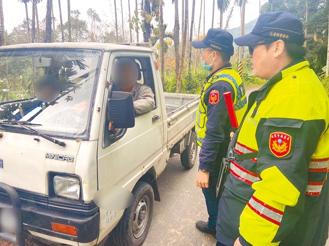 花莲凤林警分局于目前正值花莲槟榔盛产期，启动「护槟榔专案小组」加强巡逻辖区内的槟榔园。（凤林警分局提供／罗亦晽花莲传真）