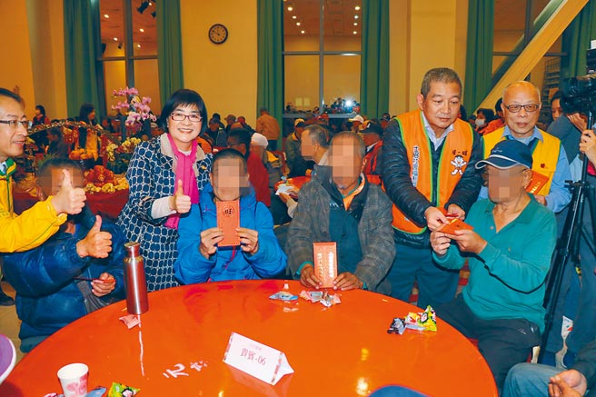 新冠疫情蔓延，公私团体举办的寒士宴几乎全喊卡，新北市将另外提供衣物和红包等物资给街友。（新北市社会局提供／许哲瑗新北传真）