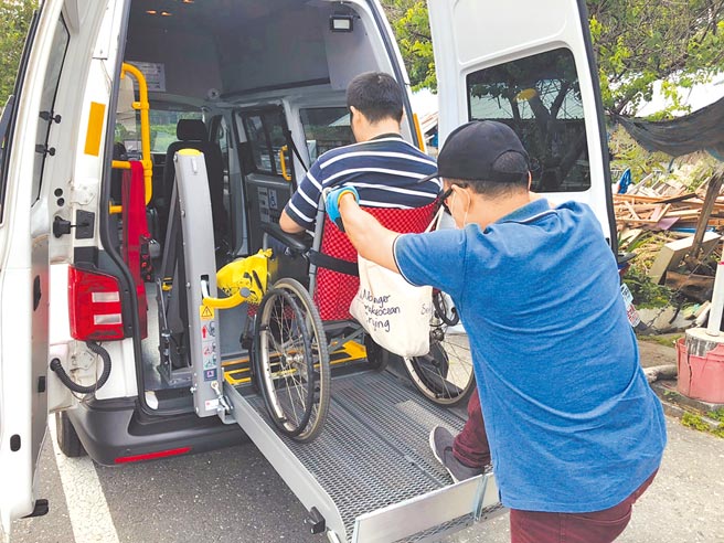 外籍看护工因疫情无法入境，花莲县卫生局提供春节期间喘息服务。（花莲县卫生局提供／王志伟花莲传真）