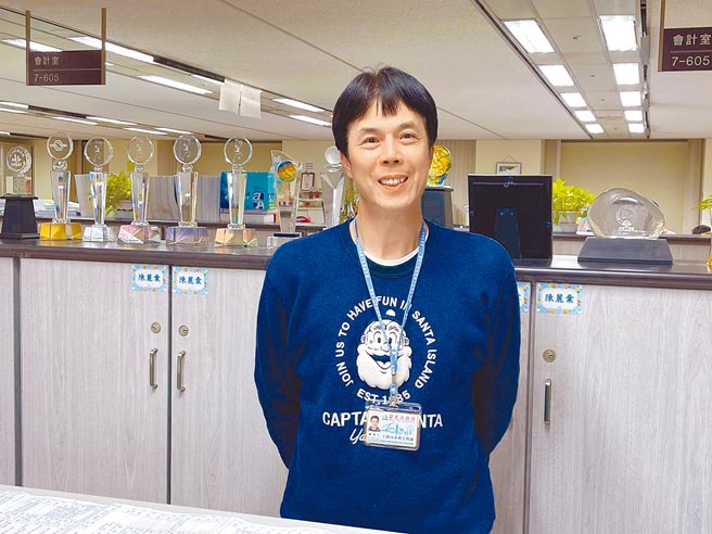 北市政府工务局水利处职工赖达人，30年来率领70选手拿下343座慢垒冠军。（北市工务局提供／张薷台北传真）