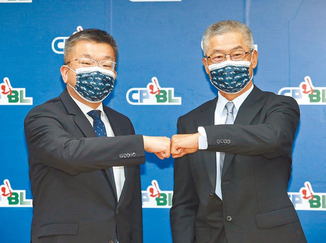 中華職棒大聯盟21日舉辦新任祕書長發布，會長蔡其昌（左）與新任祕書長楊清瓏（右）互相加油。（王英豪攝）